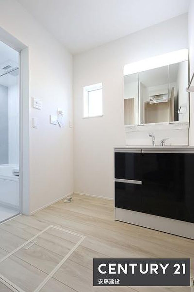 【　洗面所　/　Washroom　】清潔感溢れる洗面所は忙しい朝もストレスフリーに身支度できそうな空間収納力のある三面鏡独立洗面台完備！