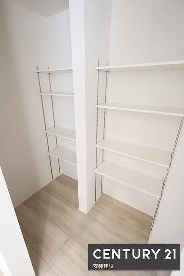 【　パントリー　】玄関ホールとキッチンから出入りできる便利2wayパントリー