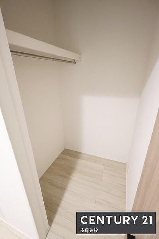 【　WIC　】1階玄関横のファミリークローク通勤通学時のコートや鞄が収納できて便利な設計