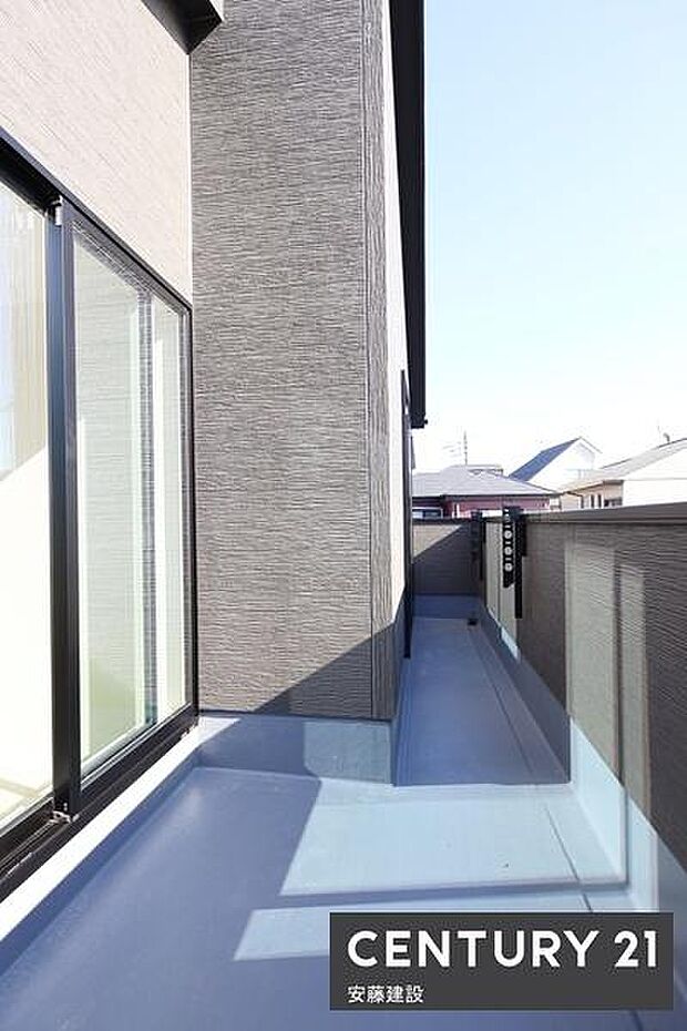 【　バルコニー　/　Balcony　】2部屋から出入可能な南東向きバルコニー！たっぷりの日差しを浴びて洗濯物がしっかり乾きます