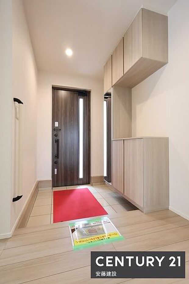 【　玄関　/　entrance　】白を基調とした明るい玄関は、帰宅・来客を心地よく迎えてくれます間口が広く出入りのしやすい設計