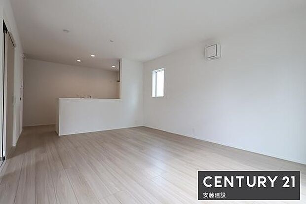 【　リビング　/　16.5帖　】明るくあたたかな、しっかりとした広さのリビングダイニングテーブルとソファーを置いてもゆとりが生まれる空間