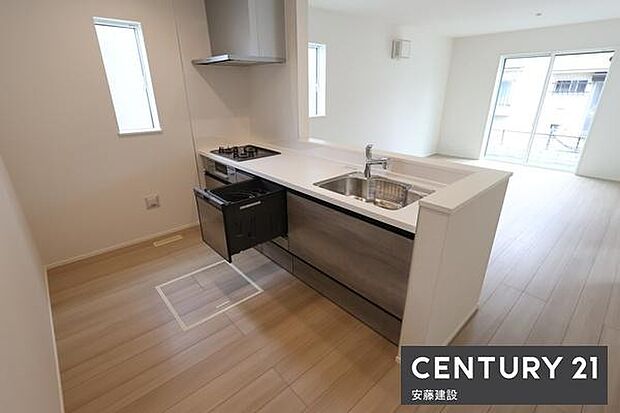 【　キッチン+食洗機　/　Kitchen　】リビングを見渡せるオープンキッチンで、お料理の受け渡しもスムーズ！窓があり熱やにおいがこもりにくい設計