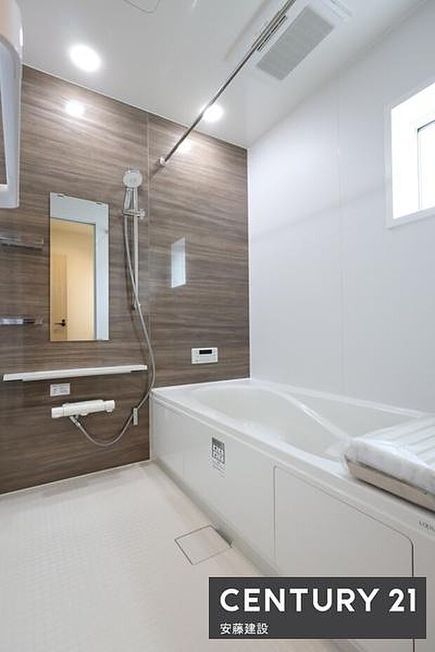 【　浴室　/　Bathroom　】ゆったりと至福のバスタイムを過ごせそうな清潔感ある浴室窓があり換気もばっちりできます！