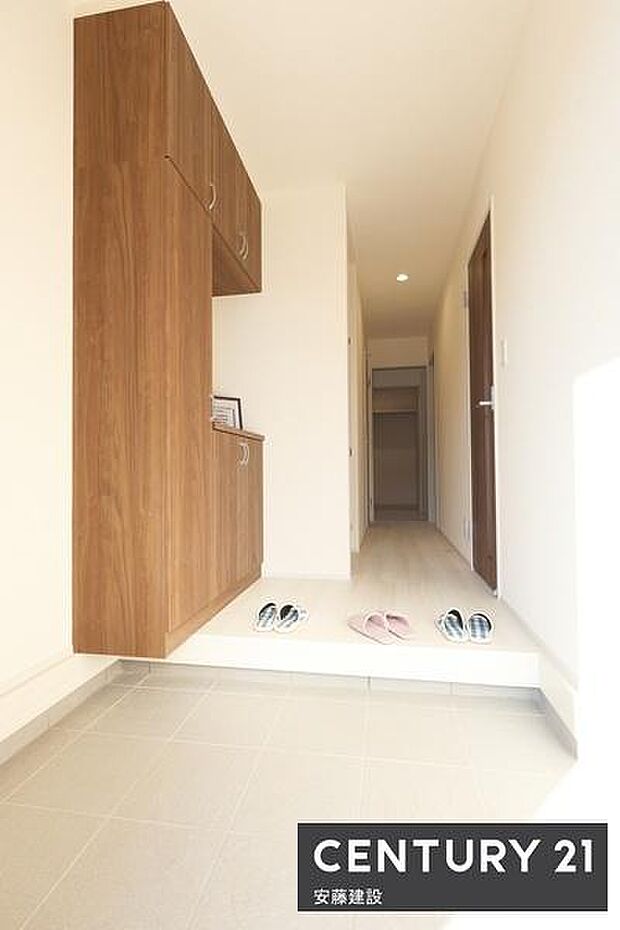 【　玄関　/　entrance　】住む人を毎日見送り迎え入れる、清潔感のある玄関散らかりがちな玄関もすっきり片付くシューズボックス完備