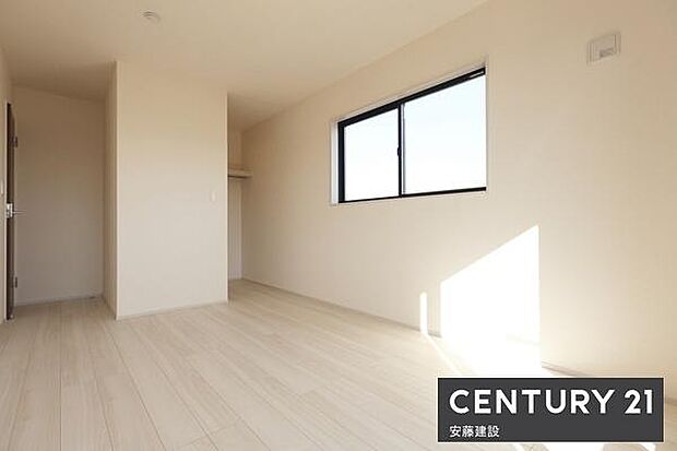 【　寝室+WIC　/　7.5帖　】南向きバルコニーに面して明るくあたたかな寝室！お好みの家具を置いてホテルライクな空間も楽しめます