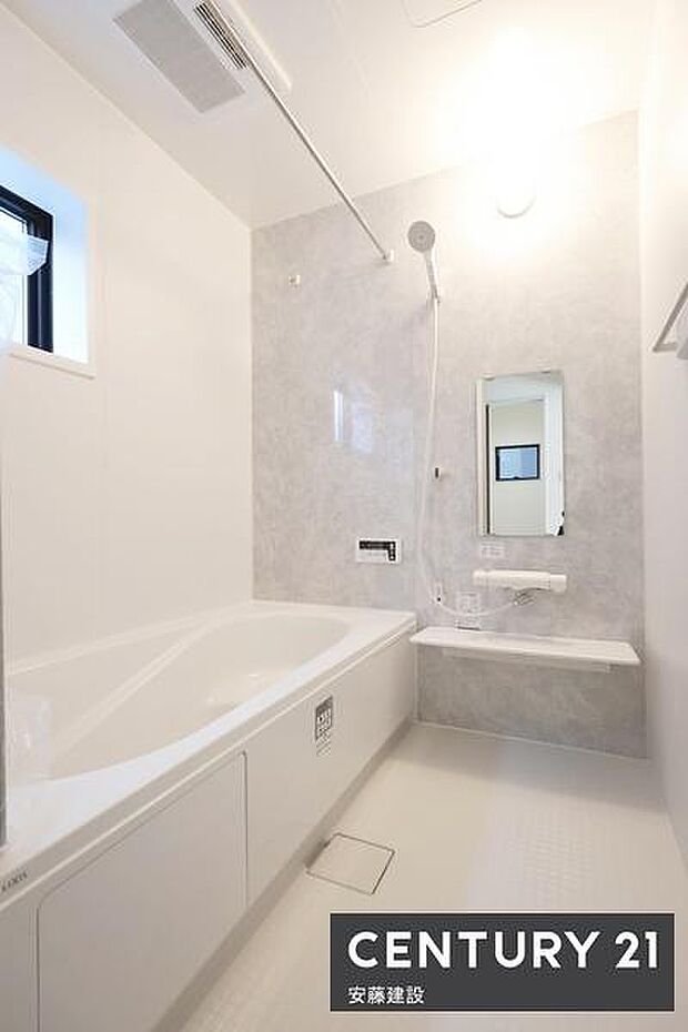 【　浴室　/　Bathroom　】たっぷりのお湯にゆったり浸かれそうなゆとりの浴室浴室暖房乾燥機が備わっており換気しやすく、冬場は過度な温度差を防げます