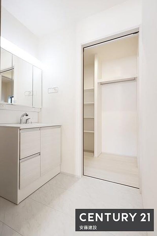 【　独立洗面化粧台　】家族の入浴関係なく常時使えて便利な独立洗面台隣はファミリークロークになっていて上着の出し入れが便利！
