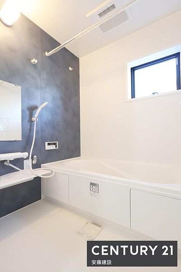 【 浴室 / Bathroom 】たっぷりのお湯にゆったり浸かれそうなゆとりの浴室浴室暖房乾燥機が備わっており換気しやすく、冬場は過度な温度差を防げます
