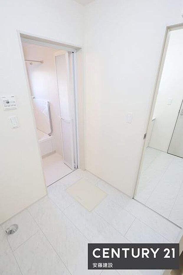 【 脱衣所 / Washroom 】明るくゆとりある広さの脱衣所洗面化粧台と分かれており、家庭内でのプライベート性も確保できる設計