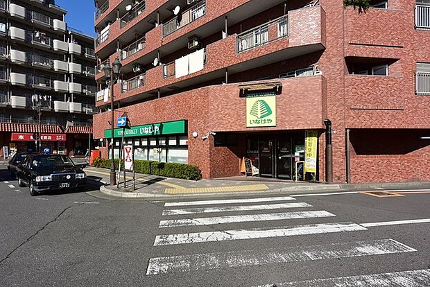 いなげや新狭山駅前店まで822m、営業時間9:30〜23:00 遅い時間に帰宅でも駅前なので安心。