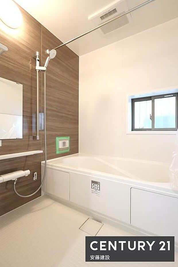 【　浴室　/　Bathroom　】落ち着いた雰囲気のバスルームは、一日の疲れを癒してくれます！ホスクリーンが備わっており、雨の日でも室内部屋干し可能