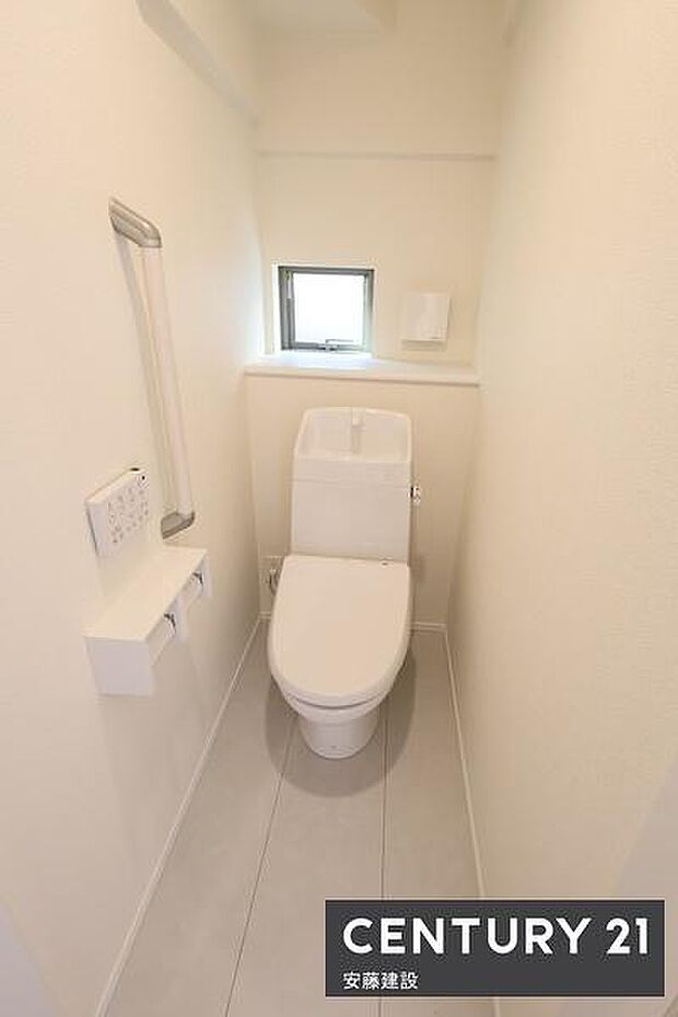 【　トイレ　/　toilet　】清潔的なウォッシュレット付きトイレ手摺完備で家族みんなにやさしいトイレです