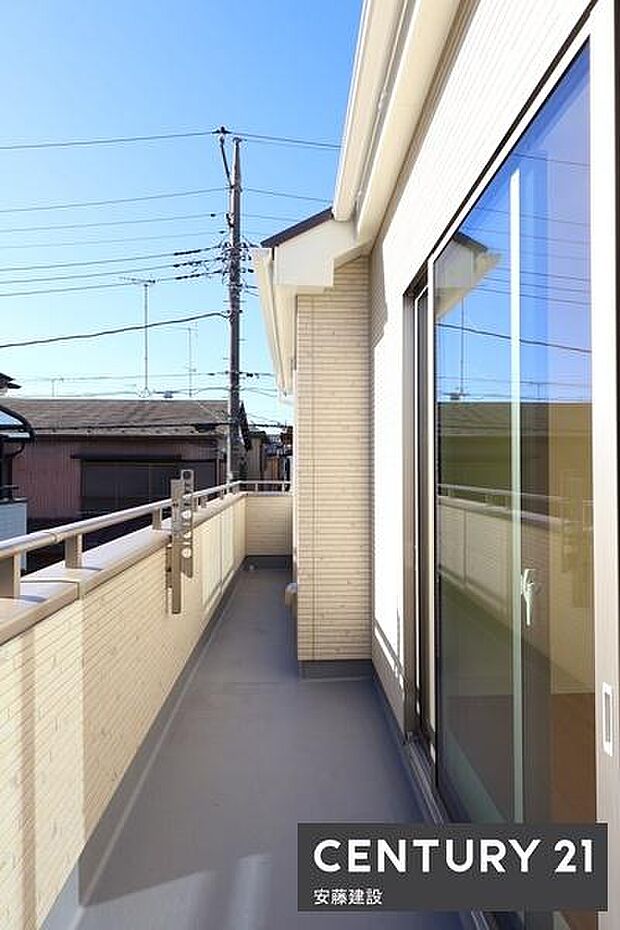 【　バルコニー　/　Balcony　】2部屋から出入可能な南東向きバルコニー！たっぷりの日差しを浴びて洗濯物がしっかり乾きます