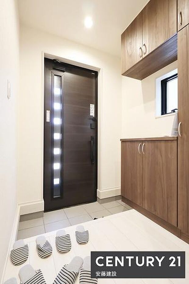 【 玄関 / entrance 】清潔感あふれる玄関は、帰宅・来客を心地よく迎えてくれます散らかりがちな玄関もすっきり片付くシューズボックス完備