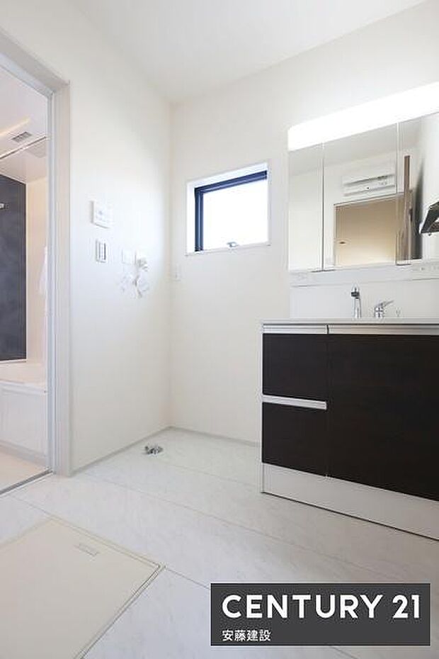 【 洗面所 / Washroom 】清潔感溢れる洗面所しっかり収納できる独立洗面化粧台完備!