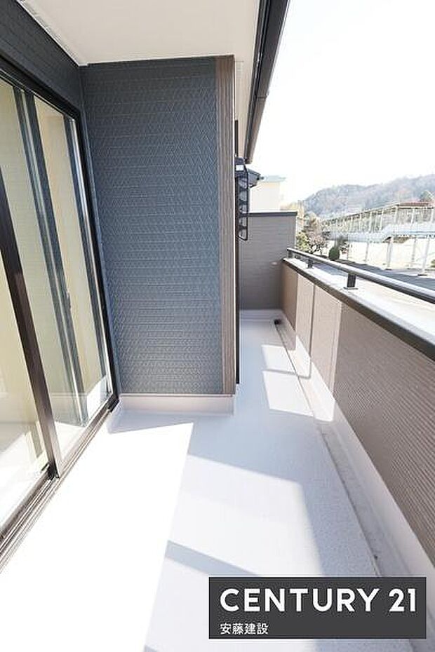 【 バルコニー / Balcony 】陽当良好な南向きバルコニー!