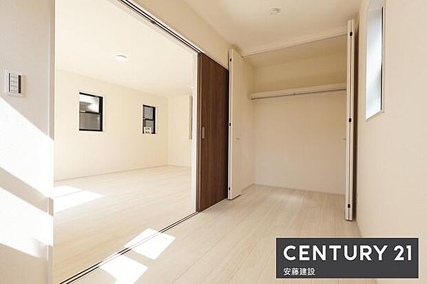 【 洋室 / 4帖 】リビング横の洋室は子どもの遊び場や家事、仕事スペースとしても使える空間