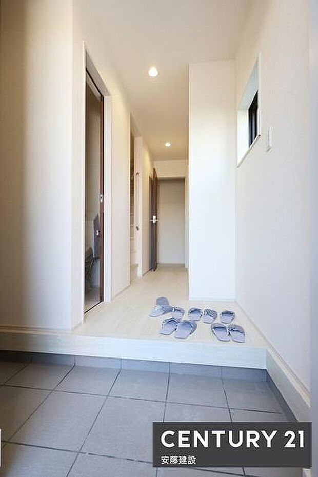 【 玄関 / entrance 】清潔感あふれる玄関は、帰宅・来客を心地よく迎えてくれます散らかりがちな玄関もすっきり片付くシューズボックス完備