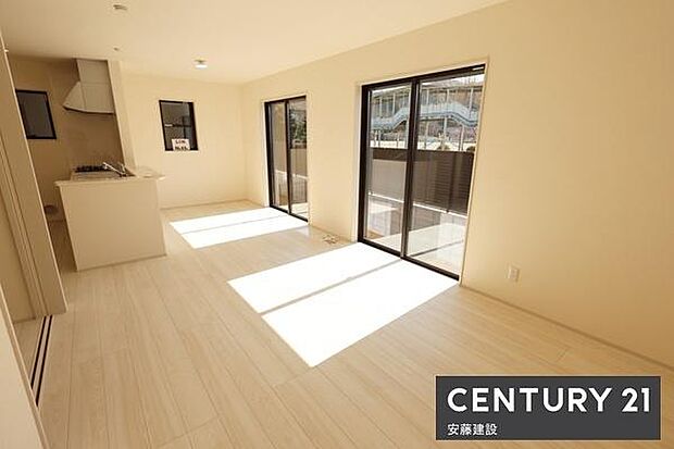 【 リビング / 18.42帖 】明るくあたたかな、しっかりとした広さのリビング南向き・三面採光で陽当り、風通し良好!