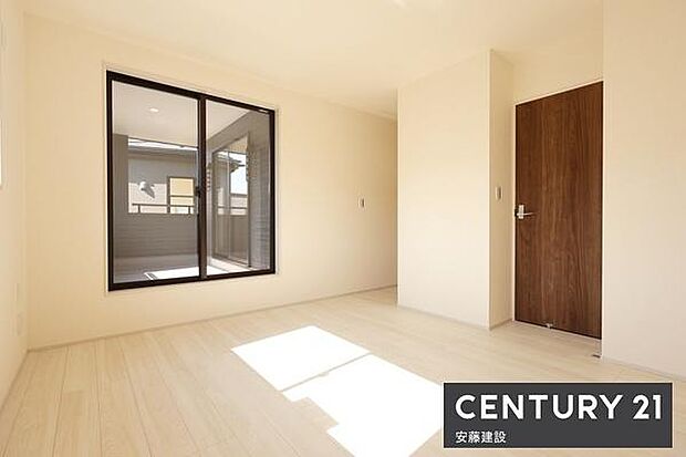 【 寝室+WIC / 7.25帖 】バルコニーに面して明るくあたたかな寝室!お好みの家具を置いてホテルライクな空間も楽しめます