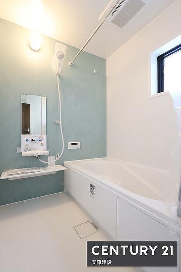 【 浴室 / Bathroom 】ゆったりと至福のバスタイムを過ごせそうな清潔感ある浴室ホスクリーンが備わっており、雨の日でも部屋干し可能!