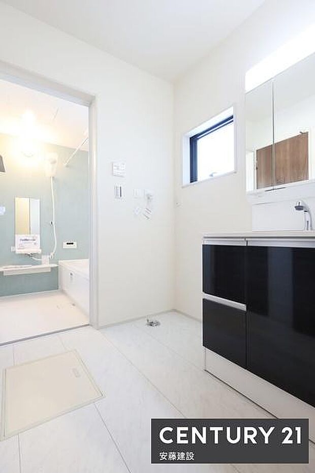 【 洗面所 / Washroom 】清潔感溢れる洗面所は、忙しい朝もストレスフリーに身支度できそうな空間しっかり収納もできる独立洗面化粧台完備!