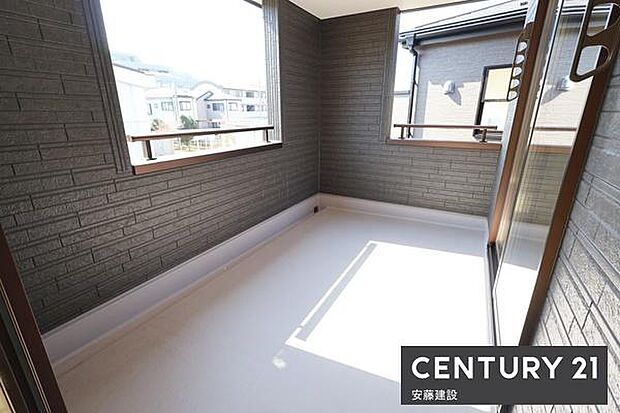 【 バルコニー / Balcony 】2部屋から出入可能な南向きインナーバルコニー!ワイドバルコニーのため洗濯物の量が多くても安心です