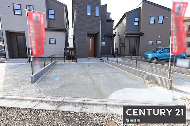 【 駐車場 / parking 】並列2台可能な駐車スペースご夫婦それぞれのお車をお家の前に停めることができます