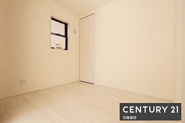 【 1階洋室 / 3.75帖 】リビングから出入可能な洋室ファミリークロークやテレワーク用としても活用できて便利です!