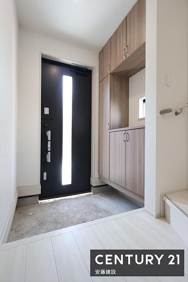 【 玄関 / entrance 】清潔感あふれる玄関は、帰宅・来客を心地よく迎えてくれます散らかりがちな玄関もすっきり片付くシューズボックス完備