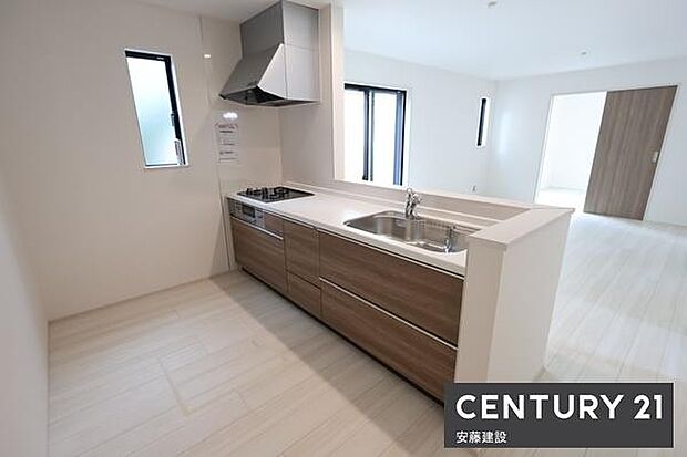 【 キッチン / Kitchen 】お料理の受け渡しもスムーズなオープンキッチン!冷蔵庫、食器棚を置いても余裕のあるゆとりの空間