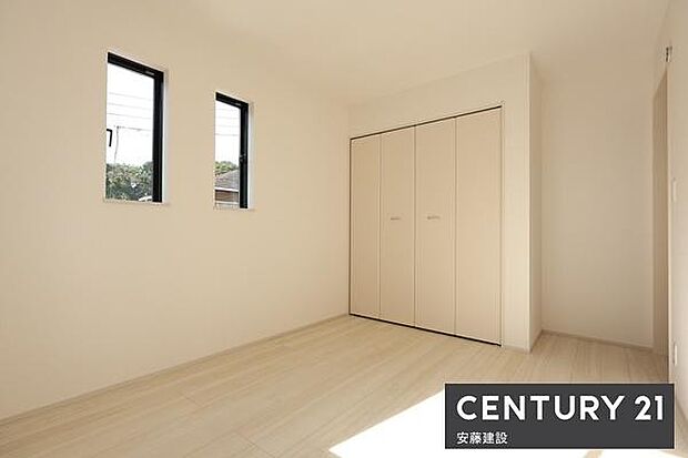 【 子供部屋 / 6帖 】お好きな家具を自由にレイアウトできる広さの洋室お子様にもちょうどいいサイズのお部屋です!クローゼット完備