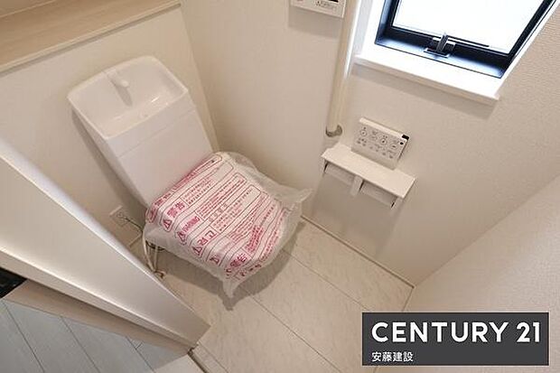 【 トイレ / toilet 】ウォッシュレット付きトイレ手すりと棚が備わっているのも嬉しいポイント!