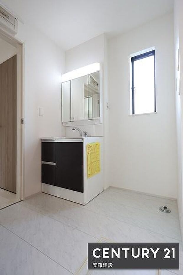 【 洗面所 / Washroom 】清潔感溢れる洗面所は、忙しい朝もストレスフリーに身支度できそうな空間帰宅後すぐに洗面台に向かえる動線設計!