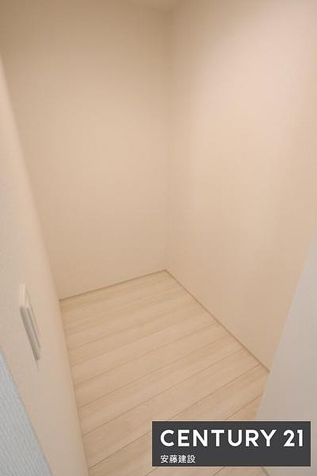 【 パントリー 】キッチン横には食料品や日用品を収納できる可動棚付きパントリー完備!すっきりしたキッチンでお料理を楽しめます