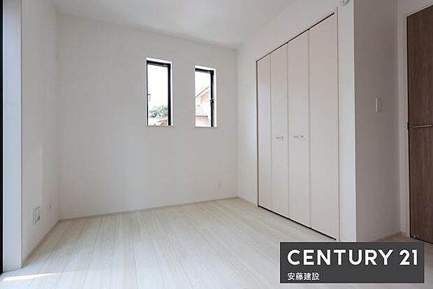 【 1階洋室 / 4.5帖 】居室やリビング続きとしても活用できるゆとりの洋室!リビングを介さず出入り可能で、客間としても便利な空間