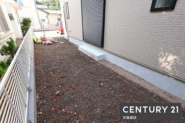 【 庭 / Garden 】ガーデニングや家庭菜園なども楽しめるゆとりの広さのお庭