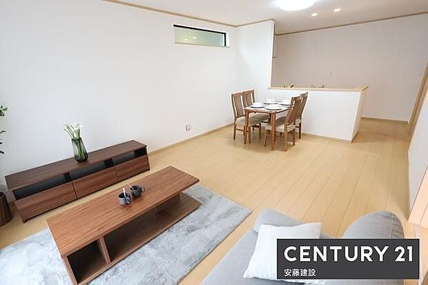 【　リビング　/　16帖　】明るくあたたかな、しっかりとした広さのリビングダイニングテーブルとソファーを置いてもゆとりが生まれる空間※家具は価格に含まれません