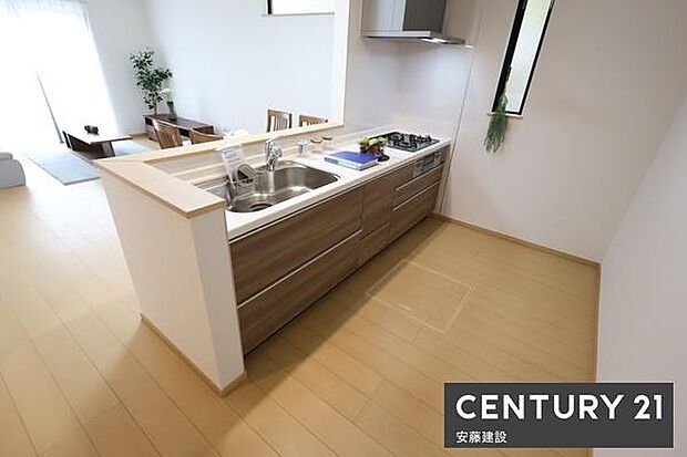 【　キッチン　/　Kitchen　】リビングを見渡せるオープンキッチンで、お料理の受け渡しもスムーズ！窓があり熱やにおいがこもりにくい設計