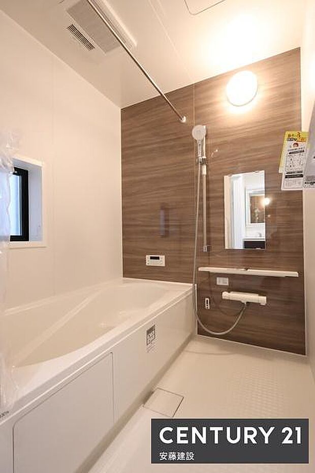 【　浴室　/　Bathroom　】たっぷりのお湯にゆったり浸かれそうな、清潔感ある浴室です。ホスクリーンが備わっており、雨の日でも部屋干し可能