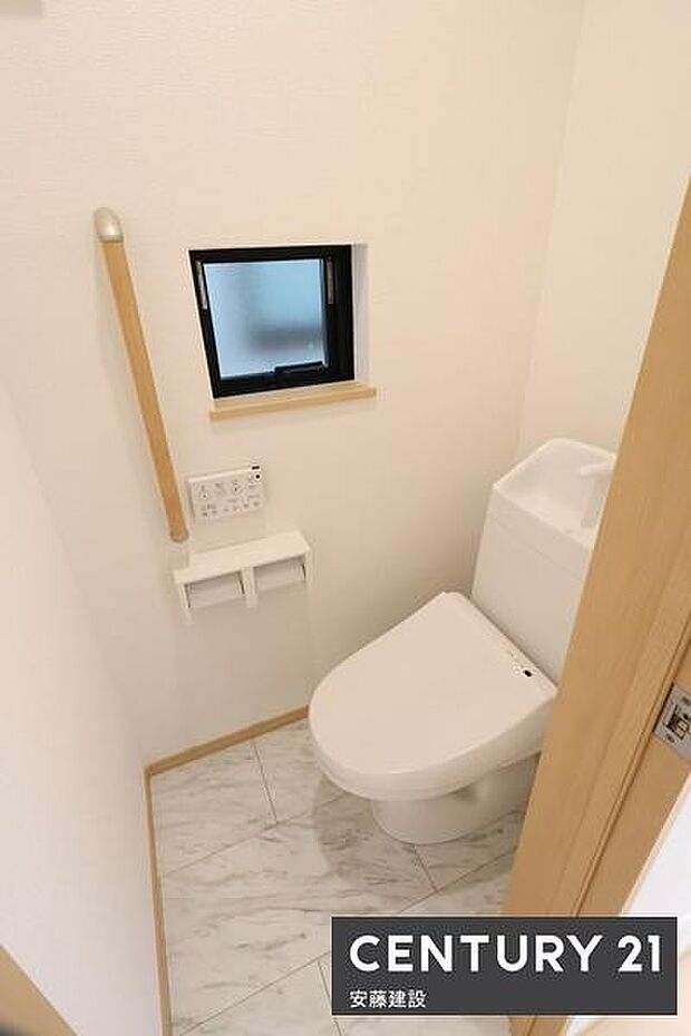 【　トイレ　/　toilet　】清潔的なウォッシュレット付きトイレ手摺完備で家族みんなにやさしいトイレです