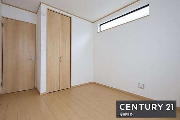 【　洋室　/　5.25帖　】明るくゆとりのある広さの洋室！クローゼット完備