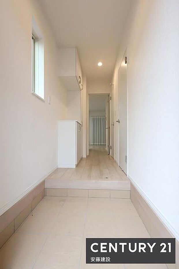 【　玄関　/　entrance　】白を基調とした明るい玄関は、帰宅・来客を心地よく迎えてくれます