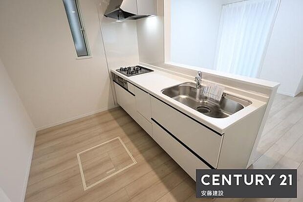 【　キッチン　/　Kitchen　】リビングを見渡せるオープンキッチンで、お料理の受け渡しもスムーズ！