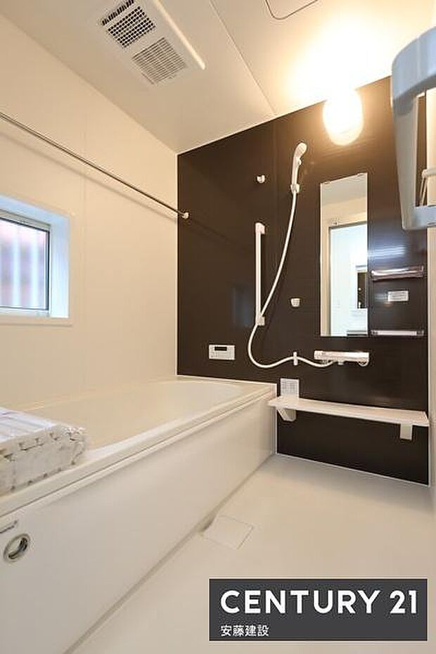 【　浴室　/　Bathroom　】たっぷりのお湯にゆったり浸かれそうな、清潔感ある浴室です。ホスクリーンが備わっており、雨の日でも部屋干し可能