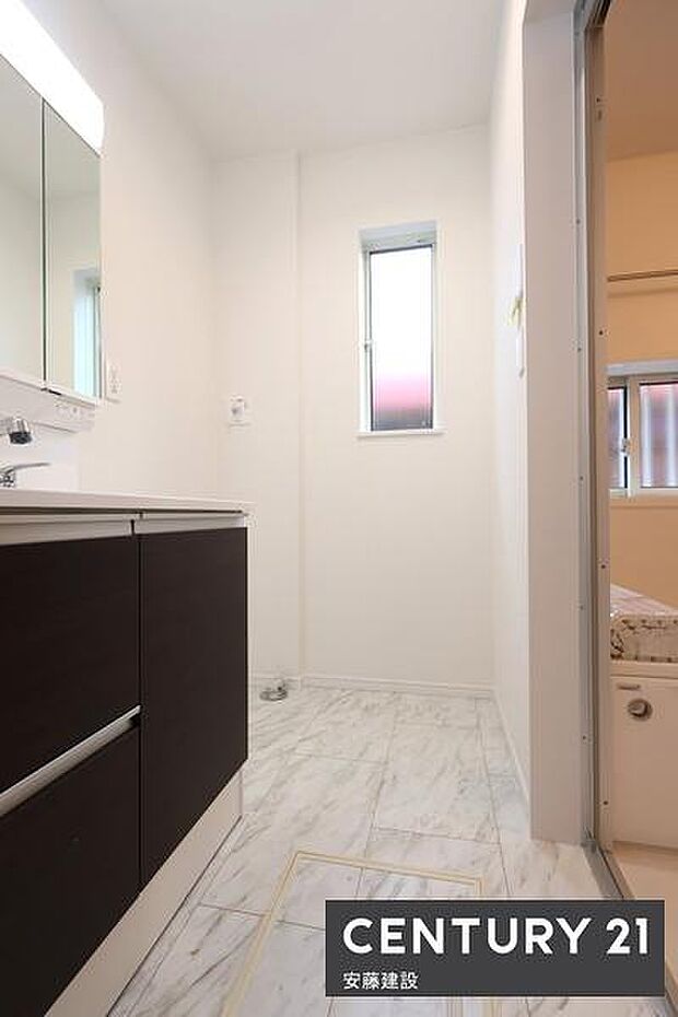 【　脱衣所　/　Washroom　】明るくゆとりある広さの洗面所