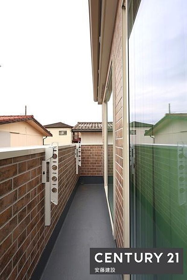 【　バルコニー　/　Balcony　】2部屋から出入可能な南東向きバルコニー！たっぷりの日差しを浴びて洗濯物がしっかり乾きます