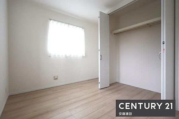 【　洋室　/　5.18帖　】明るくゆとりのある広さの洋室！クローゼット完備どんな家具にも合わせやすい白基調のお部屋です