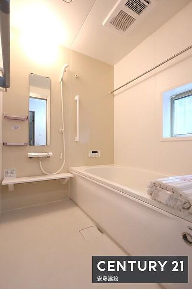 【　浴室　/　Bathroom　】一日の疲れを癒すための心地よいバスタイムホスクリーンが備わっており、雨の日でも部屋干し可能